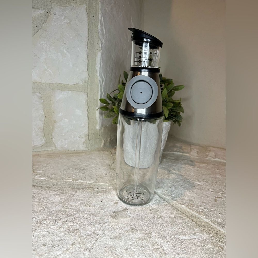 DWËLLZA KITCHEN Olive Oil Dispenser 17 OZ Measuring Pump Drip-Free